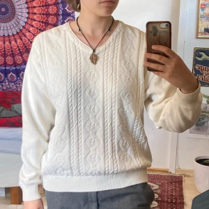Vit stickad tröja från Miracat's - Vit stickad tröja från Miracat's med snyggt strukturmönster. Tröjan är lite oversized men sitter åt lite nertill så man kan lätt vika upp i midjan. Inga defekter. Har en vintages känsla. Helt vit. 