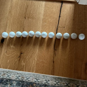 PROV1 Golfbollar - Säljer ett dussin (12st) klassiska golfbolls från Titleist, bra skick på dem flesta men kan ha en liten markering på bollen och kan ha lite smuts på men det är inget jöttemärkvärdigt, skriv gärna och fråga om det är något som behövs eller om ni har någon fråga!!!🏌️‍♂️👍🏻🔥👏🏻