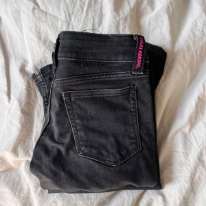 Svarta bootcut jeans från Cheap Monday - säljer dessa fina svarta bootcut jeans från cheap monday, dom har blivit försmå för mig och får därför inte på mig dom längre.  Storlek 24/32  Dom har förstörts lite längst ner och blivit lite permanent gråa där nere då jag har trampat på ändan av byxbenen. tvättat flera gånger men går inte bort💖
