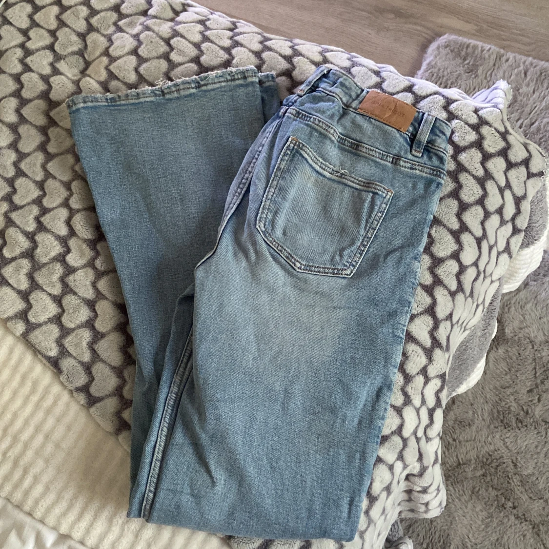 Ljusblå bootcut jeans från Gina Tricot  - 1