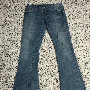 Low waist flare jeans  - Jätte fina vintage low waist flare jeans, inte använda pga av att dom e för små. Så kan tyvärr inte visa hur dom sitter på, skriv för frågor ❤️
