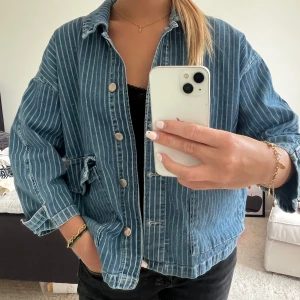 Oversized randig jeansjacka med 3/4-ärm - Säljer denna helt nya, randiga jeansjacka från Only med stora fickor och trekvartsarmar❤️ den är precis som ny. Den är i storlek S men är oversized i modellen❤️