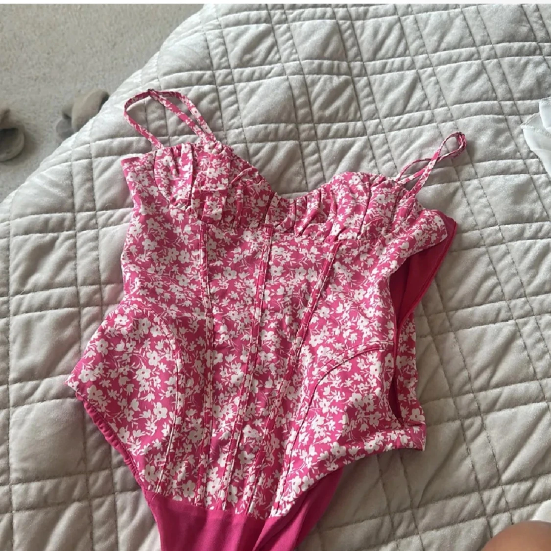 Rosa blommig body/korsett  - 90