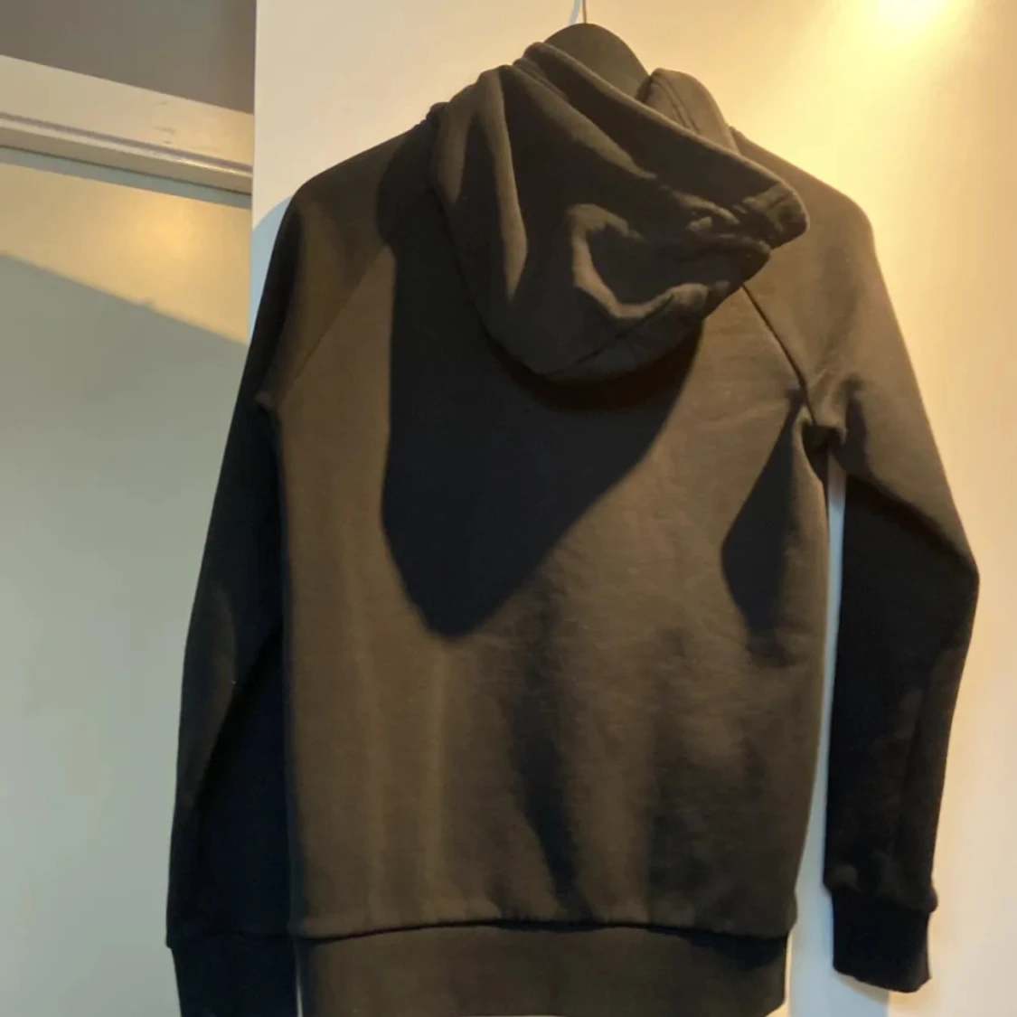 Svart hoodie från Peak Performance - 1