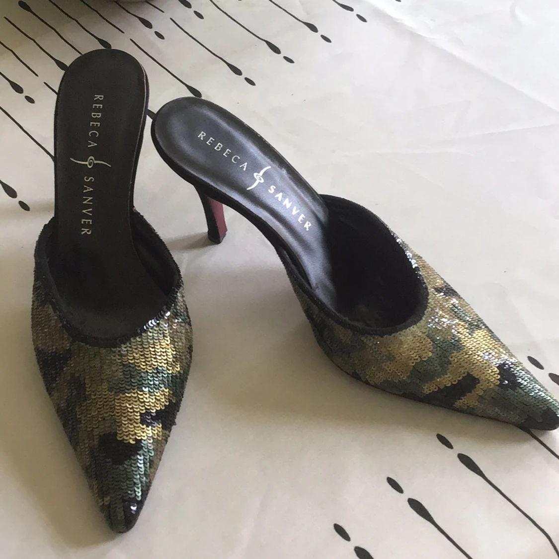Camo-glittriga klackskor från Rebeca Sanver