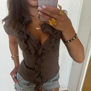 Volangtopp  - Så snygg brun volangtopp. Jag är 168 och det är mina bilder, köp via köp nu direkt eller Swish, kvar tills markerad som såld 💖
