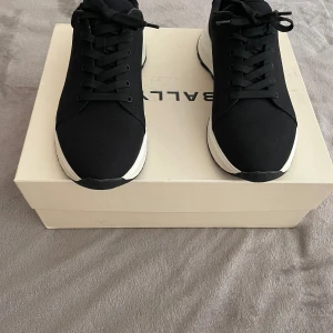 Vagabond - Snygga svarta sneakers från Vagabond med vit sula. Perfekt för en avslappnad men stilren look. Bekväma och passar till många olika outfits. Använd 3-4 gånger! Inköpt 1599kr
