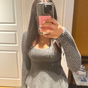 Grå ribbstickad tröja  - Jätte fin stickad tröja. Den är jätte varm och skön att ha på sig. Den är väldigt mjuk och sticks inte alls på huden. Den har långa ärmar så dom går över handen lite och längst ner på tröjan så går den ut lite. Den har använts max 5 gånger 