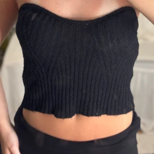 stickad tubtopp - så snygg svart stickad tubtopp. Sitter skönt och snyggt på. Om fler bilder önskas eller vid frågor kontakta mig💋 