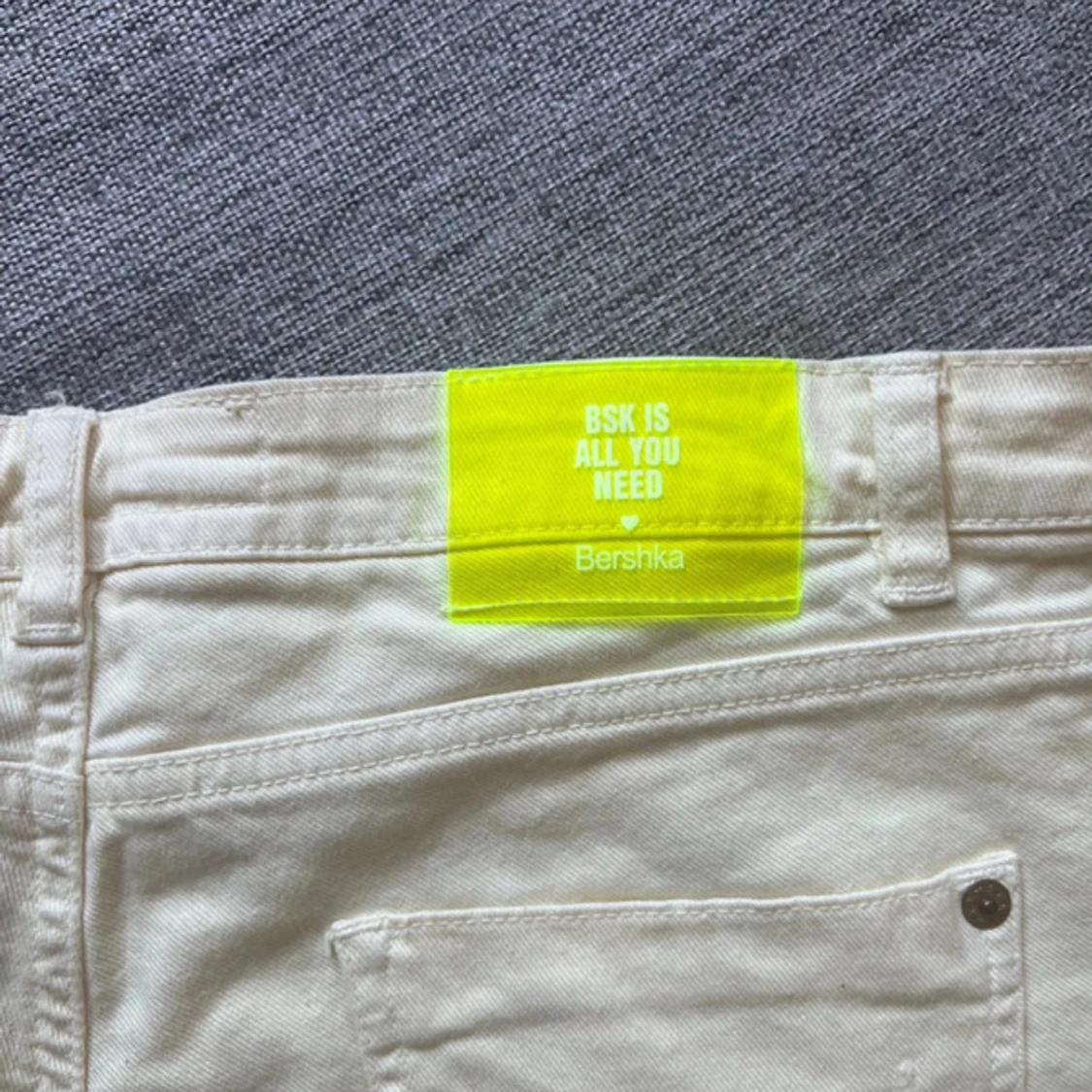 Ljusgula lågmidjade jeansshorts  - 3