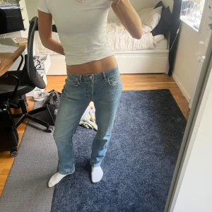 Ljusblå raka jeans - Säljer dessa superfina lågmidjade jeans med supersöt färg💓💓