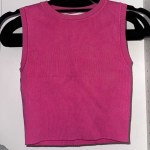 Rosa ribbad linnetopp från Zara - Säljer en snygg rosa ribbad linnetopp från Zara. Toppen är ärmlös med rund halsringning och croppad passform. Skit snygg inför sommaren. Toppen är i storlek M fast sitter som s/xs. Inga problem på den. 