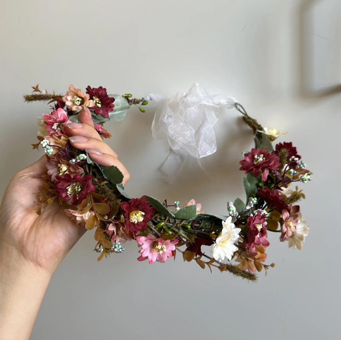 Blommigt diadem med vinröda och rosa blommor - 2