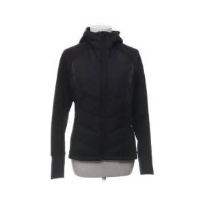 Träningsjacka  - Snygg svart träningsjacka med huva och dragkedja framtill. 