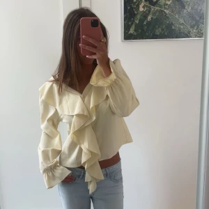 Gul blus med volang - Säljer världens finaste gula blus med volanger!❤️ den är aldrig använd och köpt för 499 utomlands så finns ej att få tag på i Sverige🥰 säljer för endast 299! passar Xs och S. 