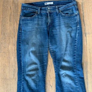 Blå jeans - Blåa jeans i modellen ”Curvy Bootcut”. Super snygga och passar oversized. Midja:41/42 Innerben:71. Sitter bra på mig som är 172 och brukar ha på mig 40-42 29/32 / M. Buda gärna 💕
