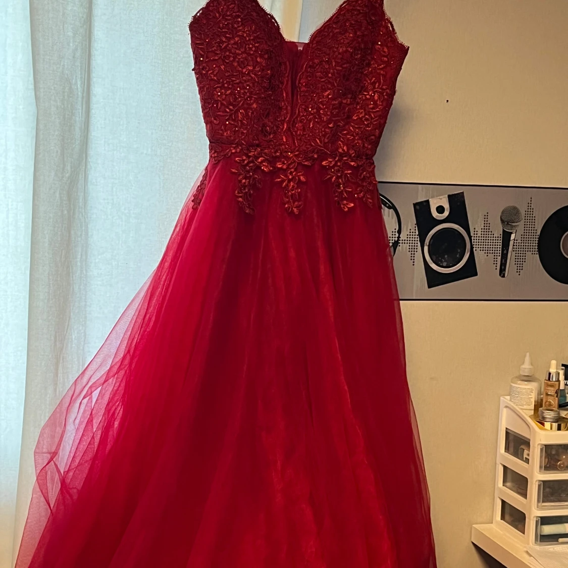 Vinröd långklänning med spets och pärlor - 1