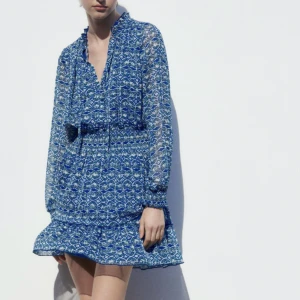 Zara klänning - Säljer denna fina slutsålda klänning från zara! Använd fåtal gånger, super i skicket!