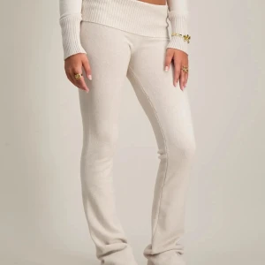Beige stickade mjukisbyxor - JÄTTEsköna yoga pants från Gina, knappast använt. Storlek 158/164 men passar mig som är 172 och bär S