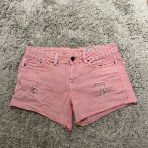 Rosa jeansshorts  - Snygga jeansshorts, alla måtten finns bland bilderna 