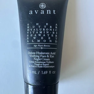 Avant Deluxe Hyaluronic Night Cream - Lyxig nattkräm för ansikte och ögon från Avant med hyaluronsyra, sheasmör, vitamin B3, havsvatten och sötmandelolja. Kommer i en svart tub på 50 ml. Perfekt för dig som vill boosta huden med fukt och näring under natten. Den är tyvärr inte plomberad och den är testad en gång