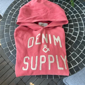 Ralph Lauren hoodie  - Snygg röd/rosa hoodie från Denim & Supply Ralph Lauren. Tröjan är i bra skick finns en super liten defekt. Pris kan diskuteras, skriv gärna om du har några frågor! 🥳
