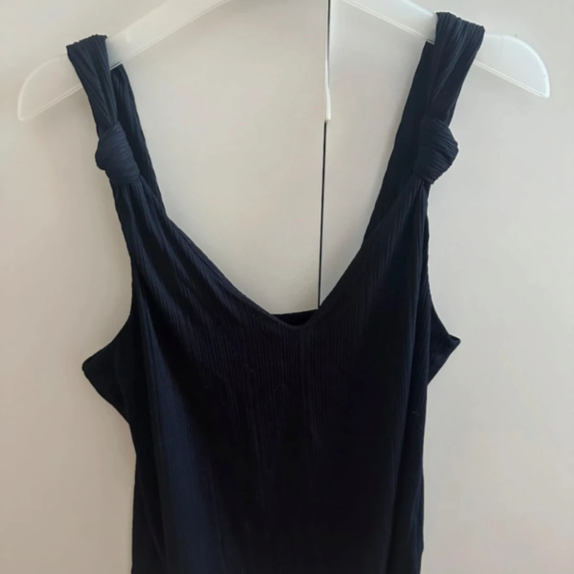 Svart linne med knut