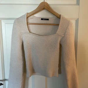 Vit stickad tröja Gina Tricot XS - Superfin vit stickad tröja från Gina Tricot i storlek XS. Tröjan har en fyrkantig ringning, långärmad modell och är ribbstickad! Använd fåtal gånger.