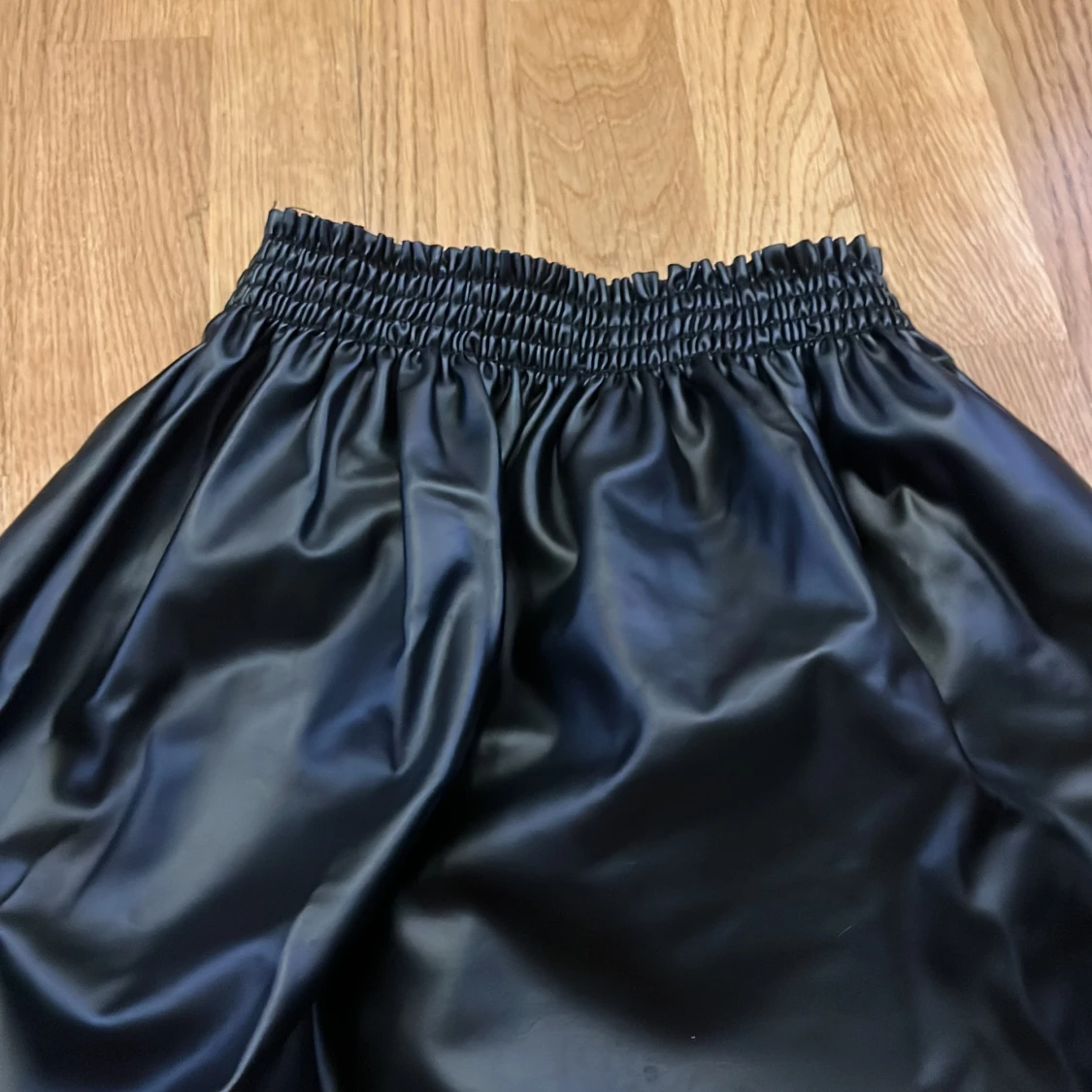 Svart kort kjol i skinnimitation H&M - 4