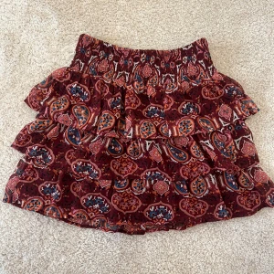 Volangkjol  - Säljer en jättefin volangkjol från Lindex barnavdelning. Storleken är 146/152 men passar xs/s.