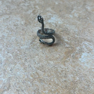 Cool orm ring - Såå cool!!! Aldrig använd