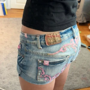Miss O&Y lågmidjde jeansshorts - Lågmidjade Ljusblå jeansshorts från miss o&y som inte säljs längre 💞På bilden har jag vikt upp jeansshortsen men dem är lite längre än på bilden så man kan välja själv hur korta man vill ha de 🥰skriv ifall fler bilder eller några frågor 🩷