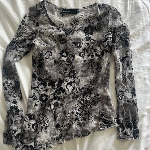 Blus - Säljer denna topp/blus från Kappahl. Aldrig använd, nyskick. Vid intresse är det bara att höra av sig 💗