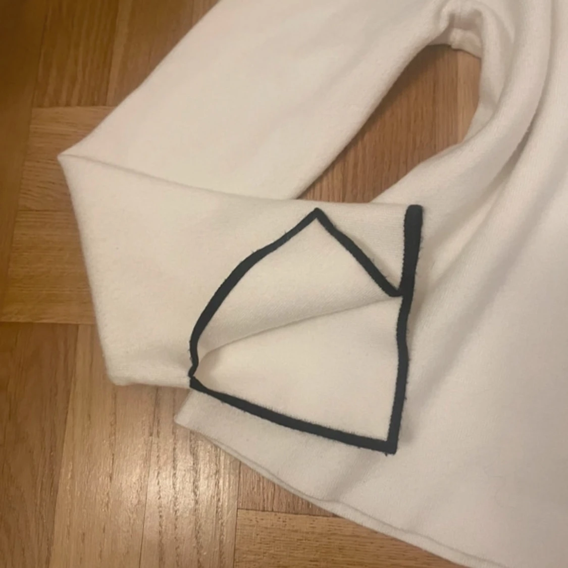 Vit långärmad topp med svarta kanter - 3