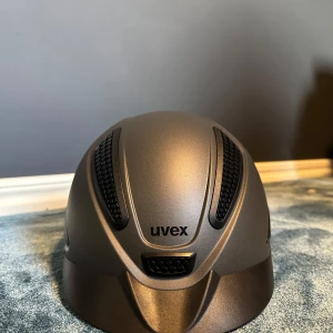 Ridhjälm Uvex stl S-M - Perfexxion III - Antracit Matt  Aldrig varit med om något fall, fint skick  Storlek S-M( 55-58 cm) Nypris: 3 129 kr