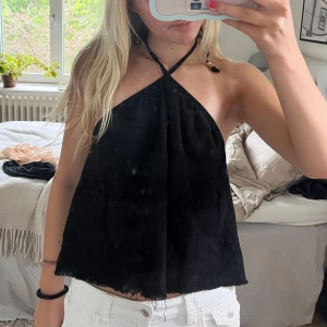 Halterneck topp - Säljer min svarta topp ifrån Zara med öppen rygg och knyt i nacken, toppen är använd några gånger därför i väldigt bra skick!!