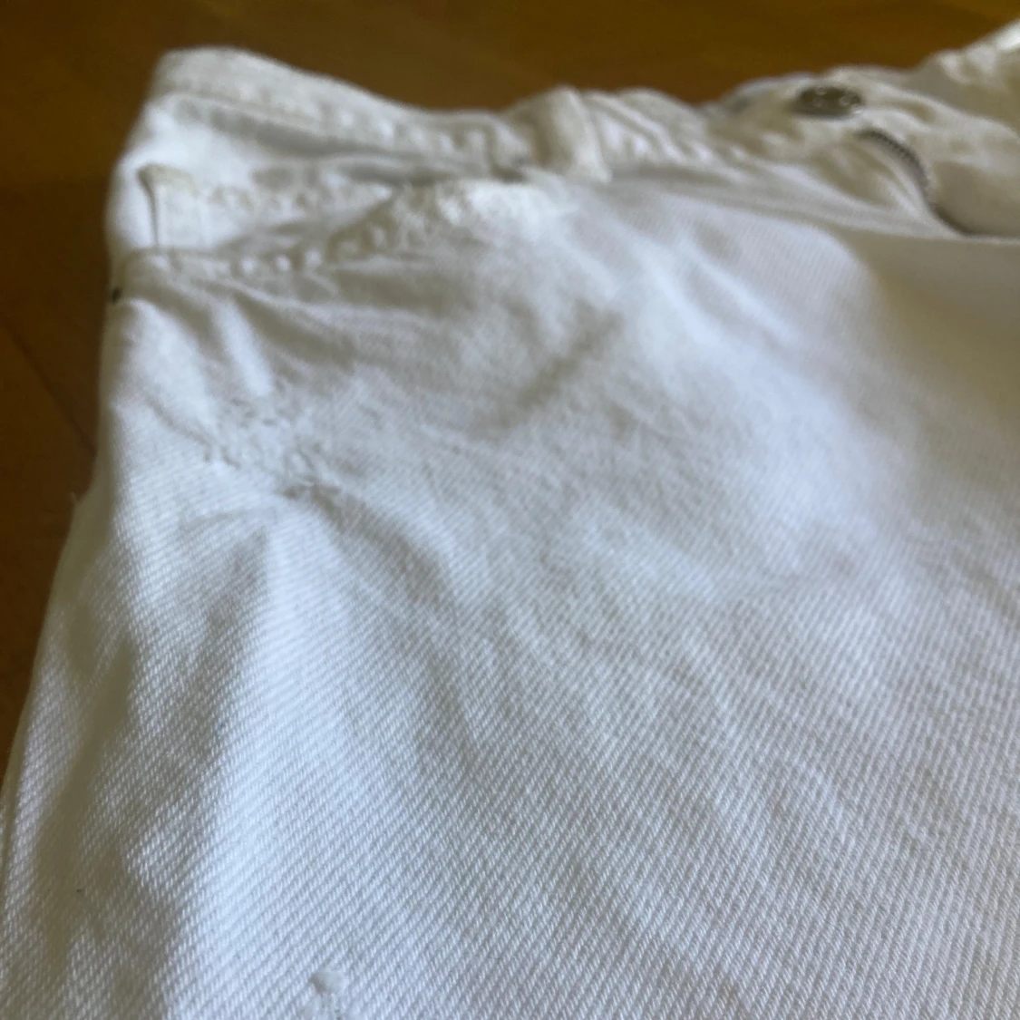 Vita jeans med slitningar från Zara - 4