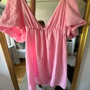 Rosa kortklänning med puffärm - Supersöt rosa kortklänning med v-ringning och stora puffärmar. 💕 aldrig använd