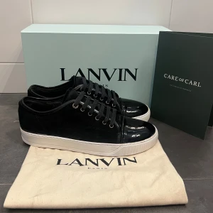 Lanvin skor - Tja! Säljer nu dessa sjukt snygga lanvins! Skick 9/10 inga defekter! Storlek uk 7 passar dig som har eu 42! Inget og medföljs vid köp! Om du har några frågor eller funderingar är det bara att höra av dig!🙌
