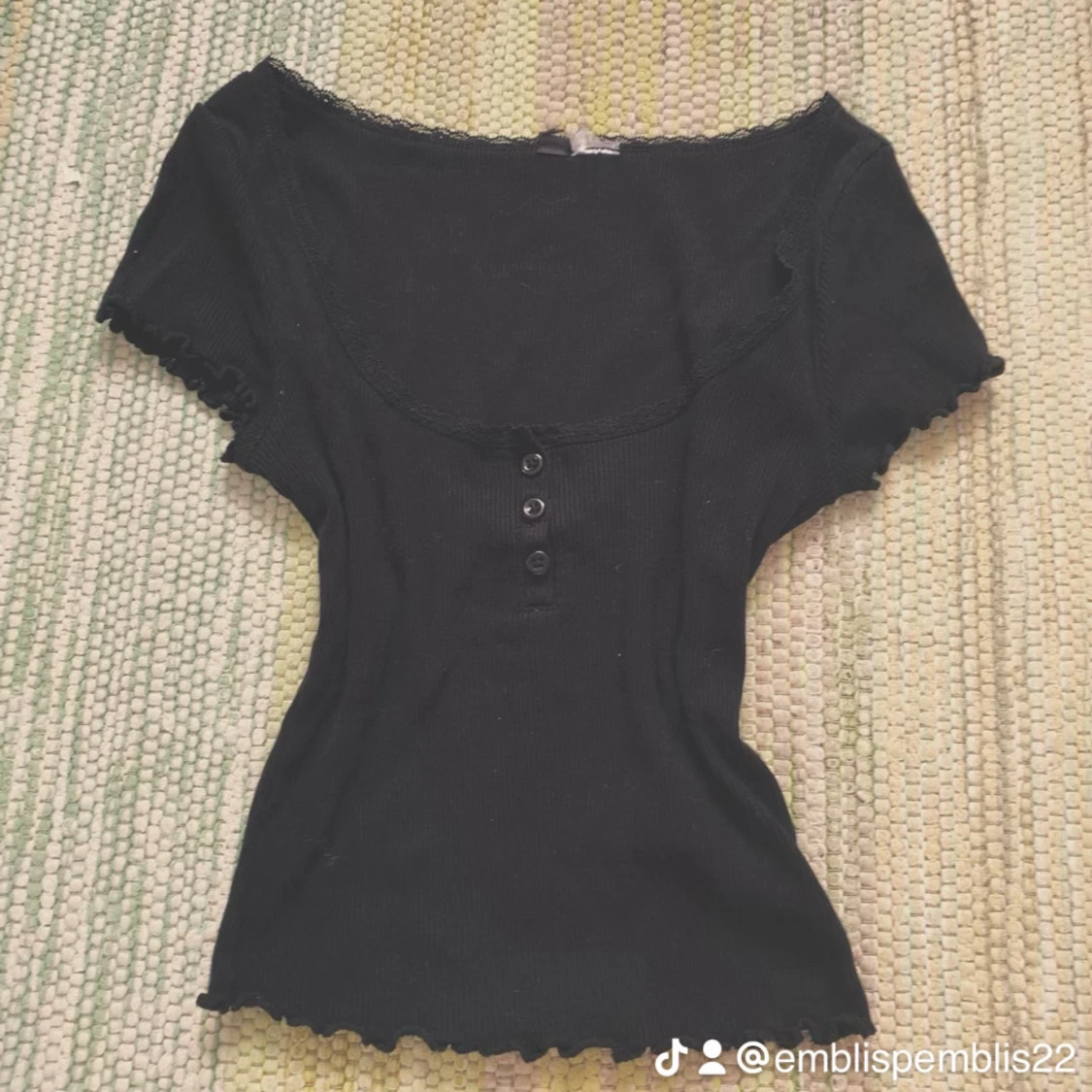 Svart ribbad topp med spets och knappar