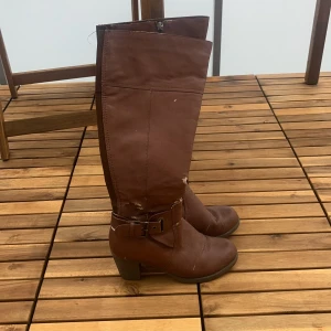 Bruna höga stövlar med spänne - Stövlar i storlek 39. Finns i Ektorp, Nacka