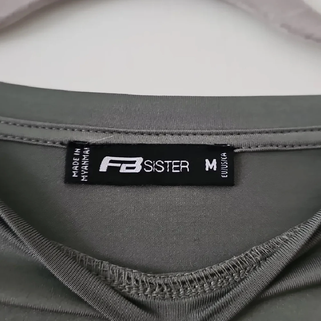 Grågrön croppad långärmad topp FB Sister - 2