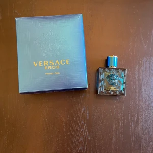 Versace Eros Eau de Parfum - Versace Eros Eau de Parfum i en lyxig, fyrkantig blå glasflaska med Medusa-huvudet ingraverat på framsidan. Flaskan har en metallisk blå kork och kommer med en matchande blå kartong med guldtext. En ikonisk och stilren parfym för dig som gillar exklusiva dofter. 20/50ml kvar och är allt du kommer behöva för den här sommaren. OBS! Ingen deo följer med.