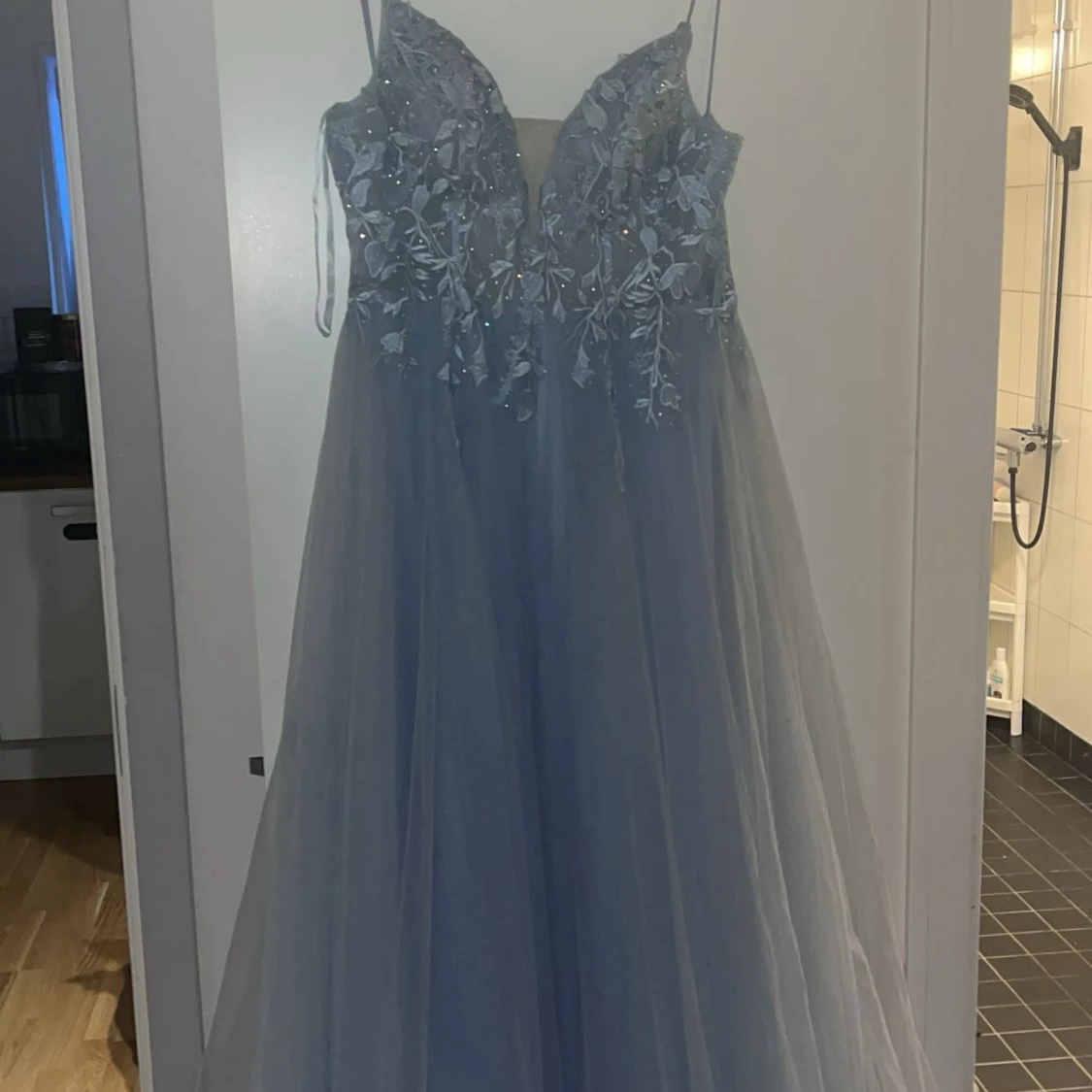 Ljusblå långklänning med spetsdetaljer