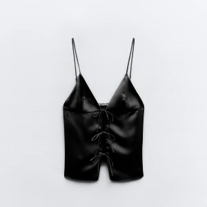 Svart satinlinnetopp med snörning - Supersnygg svart linne-topp i satin med  snörning!!