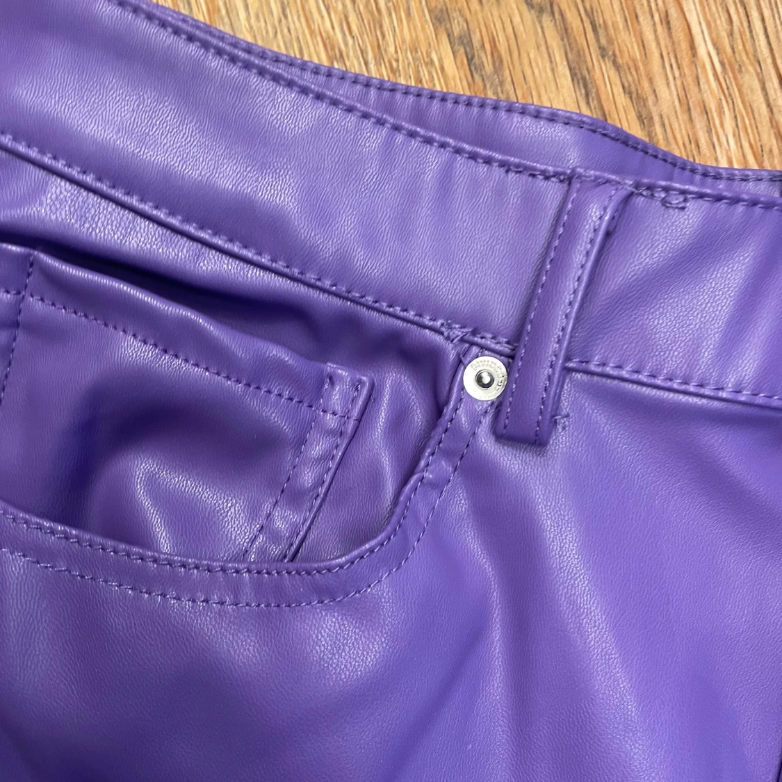 Lila läderbyxor - 2