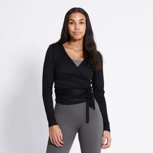 Svart omlottop tröja - Svart omlottop med långa ärmar och snygg v-ringning. Toppen har ett knyt i midjan som ger en schysst passform och stilren look. Perfekt att styla med både jeans och tights. Materialet känns mjukt och följsamt mot kroppen. ALDRIG ANVÄND xs/s