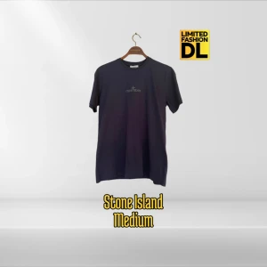 Stone Island T-shirt Medium - Snygg marinblå t-shirt från Stone Island med stort logotryck på ryggen och diskret logga framtill. Klassisk passform med rund hals och korta ärmar. Tillverkad i 100% mjuk bomull som känns skön mot huden. Perfekt för dig som gillar streetwear och vill sticka ut. Oanvänd.