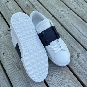 Valentino opens Navy Blue - Sprillans nya Valentino Opens Navy Blue!😍 Kom DM om du har några frågor, vi har svar på allt 🤩 Storlek: 43  Pris: 1990 på frakt. 🚚 📦 Kommer med original förpackning