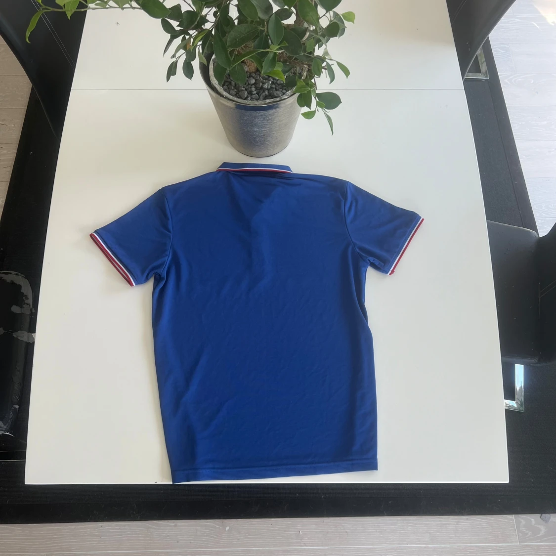 Blå Paris pikétröja med rödvit detalj - 1